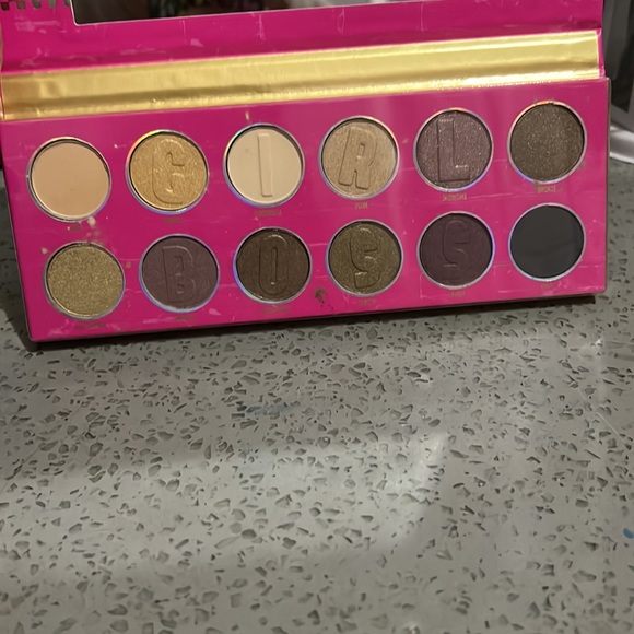 Paris Hilton Girl Boss - Picture 3 of 4